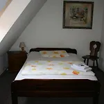 & Zur Linde