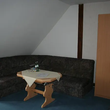 & Zur Linde 3*